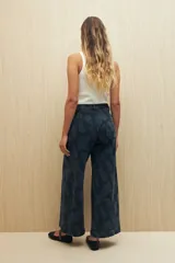 Pantalón ancho de tiro alto con estampado paisley en toda la superficie.