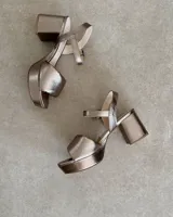 Sandalias de cuero color dorado con plataforma y taco cuadrado.