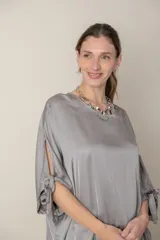 Blusa italiana holgada de color negro con cuello redondo y mangas 3/4 con detalle de lazos.