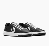Championes urbanos Converse Pro Blaze, color negro con detalles en blanco, confeccionados en cuero sintético, con logo de estrella y galón en los laterales y suela de goma.