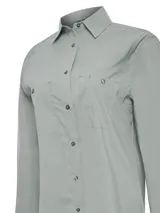 Camisa de manga larga color gris claro, con cuello camisero, cierre frontal con botones y dos bolsillos con solapa en el pecho. Confeccionada en algodón orgánico con tecnología UPF +50.