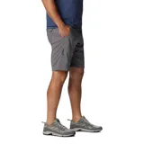 Short deportivo gris de corte recto, con bolsillos laterales con cierre y cintura elástica con cinturón ajustable.