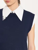 Sweater color crema de tejido de punto fino, con cuello redondo y mangas largas abullonadas.