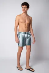 Short de baño para hombre con cintura elástica y cordón ajustable. Presenta un estampado de rayas verticales anchas en color verde oscuro y blanco. Incluye bolsillos laterales y un pequeño parche con logo en el bajo.