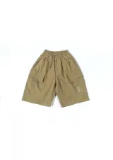 Bermuda color marrón claro con cintura elástica y bolsillos cargo.