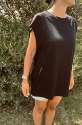 Musculosa negra oversize con sisas amplias.