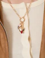 Collar corto con cadena de eslabones dorados y dijes esmaltados de colores.