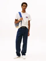 Remera blanca de algodón, de corte slim, con cuello redondo y logo de Tommy Jeans en el pecho.