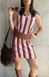 Vestido corto tejido a rayas verticales color marrón, rosa y blanco, sin mangas y corte ajustado.