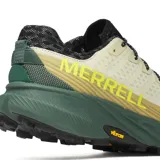 Championes de trail running Merrell Agility Peak 5, color beige con detalles en verde y negro. Cuentan con suela Vibram Megagrip, entresuela de espuma FloatPro y empeine de malla transpirable.