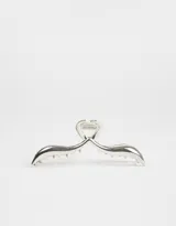 Broche para el cabello plateado, con forma de corazón y dientes para sujetar el pelo.