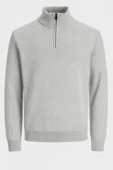 Sweater gris claro melange de punto con cuello alto y cierre de cremallera parcial.