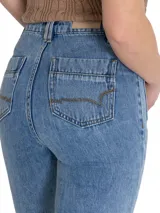 Pantalón de jean azul de tiro alto, corte bootcut y bolsillos delanteros con costuras decorativas.