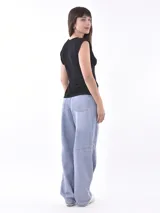 Remera negra de manga corta con hombreras marcadas y cuello redondo.