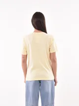 Remera blanca de algodón con estampado de limones y texto en azul.