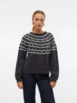 Sweater gris oscuro de punto con cuello redondo y manga larga. Presenta un patrón de ondas horizontales blancas en la parte superior.