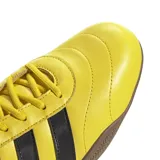 Championes Adidas Grand Court Lo amarillos con las tres tiras laterales en negro y suela marrón. Confeccionados en cuero y material sintético.