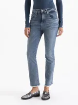 Jeans de mujer modelo Richie Summer, tiro medio, fit cropped y pierna recta, confeccionado en denim celeste con efecto lavado y desflecado en el ruedo.