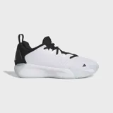 Championes de baloncesto Adidas Initiation, color blanco con detalles en negro. Presentan una parte superior textil con textura, cuello y cordones negros, y una entresuela blanca gruesa. El logo de Adidas es visible en la puntera.