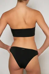 Top bandeau color piel, sin tirantes.