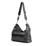 Bolso tote negro de cuero con correa ancha de tela con letras blancas.