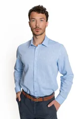 Camisa de vestir rosada de lino y algodón, de manga larga y corte clásico.