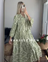 Vestido largo marrón con estampado de hojas, cuello camisero, mangas largas y corte escalonado.