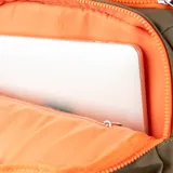 Bolso matero verde de poliéster con doble cierre, asas fijas y correa regulable. Tiene dos bolsillos externos con cierre, un bolsillo interno con cierre y dos bolsillos internos abiertos. El interior es de tela de algodón y poliéster. Tiene compartimentos para notebook y matero, y el logo de la marca en el frente.