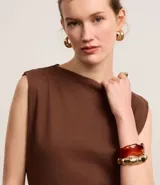 Vestido midi marrón texturizado de algodón, con escote bote y sin mangas, con leve drapeado lateral.
