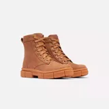 Bota de cuero negra con cordones, suela de goma y tirador trasero.