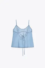 Top celeste de denim con escote en pico y tirantes finos regulables.