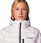 Campera Columbia modelo Arctic Crest, color blanco, con capucha y cierre frontal completo. Cuenta con tecnología Omni-Heat™ Arctic para mayor abrigo y Omni-Shield™ para repeler la humedad.