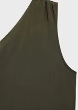 Vestido largo color verde oliva, de un solo hombro, con cierre lateral invisible y falda con volantes.