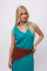 Vestido negro de algodón con escote en V y corte irregular en el ruedo.