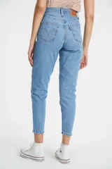 Pantalón jean de tiro alto color celeste claro, corte tapered y largo al tobillo.