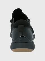 Zapatilla deportiva color borgoña, sin cordones, con cierre de cremallera lateral.