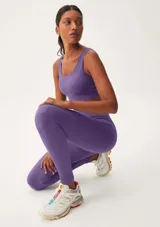 Calza deportiva larga color lila con textura acanalada.