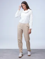 Jogger de algodón color beige, con pretina elastizada y corte cómodo.