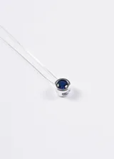 Cadena de plata 925 con dije circular con una zirconia azul engarzada. El largo de la cadena es de 45 cm más una extensión de 5 cm.