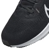 Championes Nike Pegasus 40 de mujer, color blanco con detalles en amarillo, naranja y celeste.