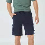 Bermudas de chándal azul marino con múltiples bolsillos cargo.