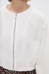 Campera corta blanca de viscosa con cierre frontal y mangas largas.