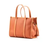 Cartera tote mediana color naranja de cuero sintético graneado, con doble asa de mano y correa bandolera ajustable y extraíble. Tiene cierre superior y múltiples bolsillos internos. El logo de la marca XL Extra Large es metálico y está ubicado en el frente.