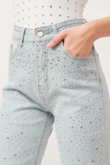 Pantalón de jean celeste con corte recto y strass plateados.