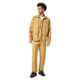 Campera color beige con cuello clásico, cierre frontal con botones a presión, bolsillo de parche en el pecho izquierdo con etiqueta de la marca y dos bolsillos de parche inferiores. Corte recto y mangas largas.