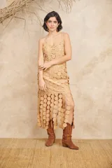Vestido midi color beige con breteles finos y detalle de círculos en relieve.