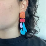 Aros coloridos de resina, con diseño moderno y altura de 9 cm.