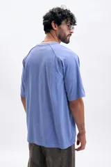 Remera de manga corta ranglan color celeste con estampa "Classic Desert Culture" en el frente.