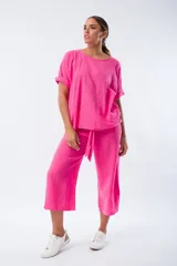 Pantalón corto de lino fucsia con cintura elastizada y lazo ajustable.