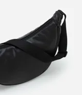 Bandolera marrón de poliuretano con correa ajustable.